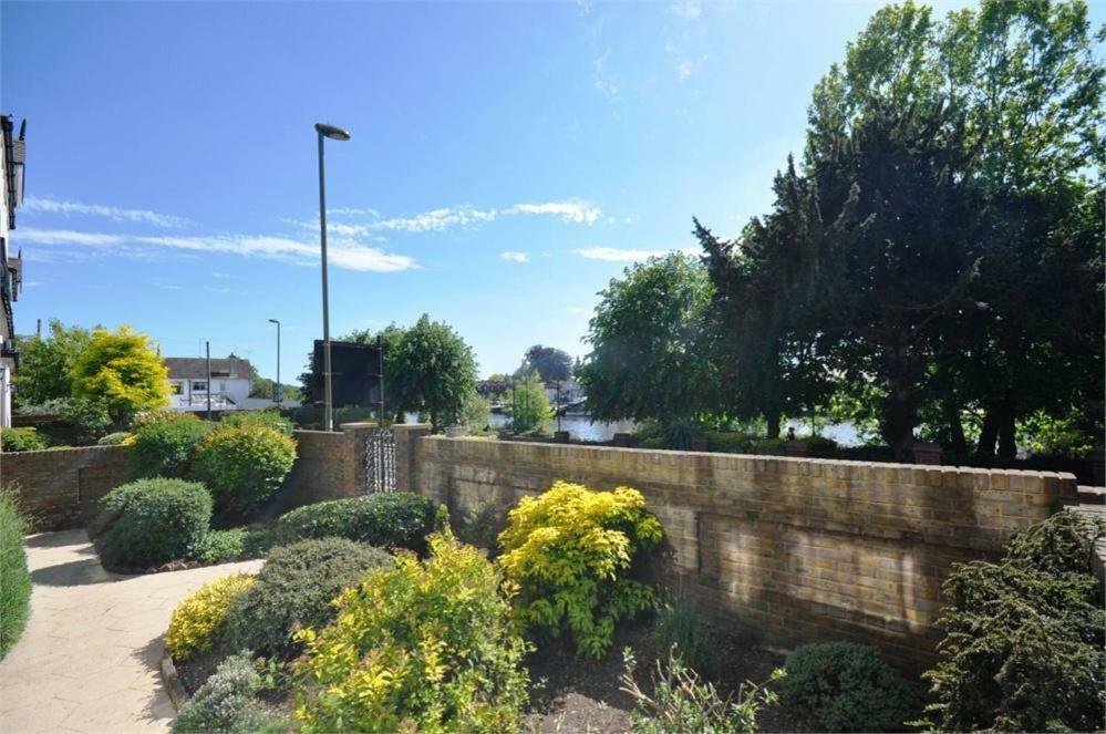 Thames View Apartments Стейнс Экстерьер фото